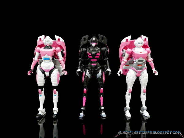 SDCC 2015   Combiner Hunters Arcee And Chormia  Exclusive Transformers Pictorial Reviews  (2 of 38)